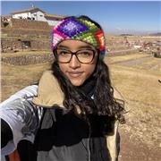 Mathe-Tutorin, die Kinder in der Grundschule unterrichtet